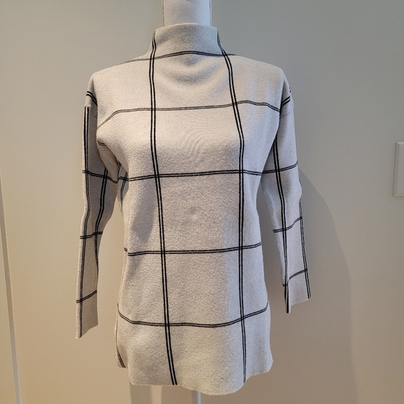 ❤️TAHARI BLACK + WHITE SWEATER - Picture 1 of 5